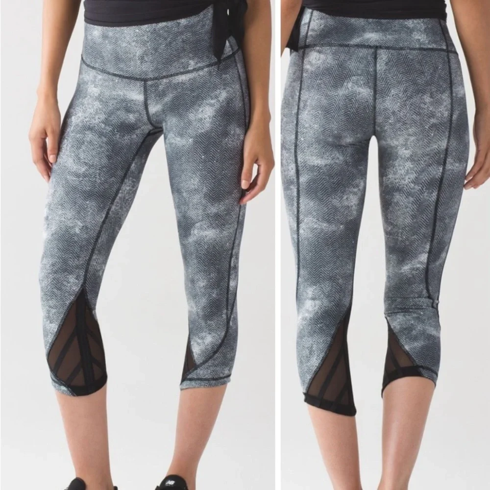 Lululemon Essential Rhythm Crop Full-On Luxtreme Leggings White Black Womens 6